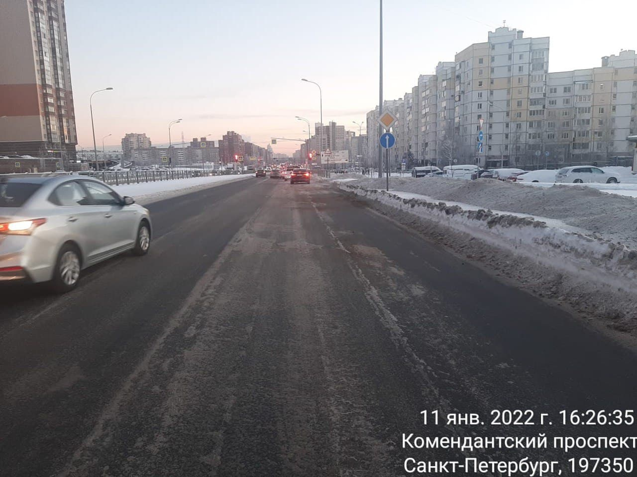 Комендантский проспект очистили от снега. Качество уборки проезжей части  вызывало у горожан вопросы - 11 января 2022 - ФОНТАНКА.ру