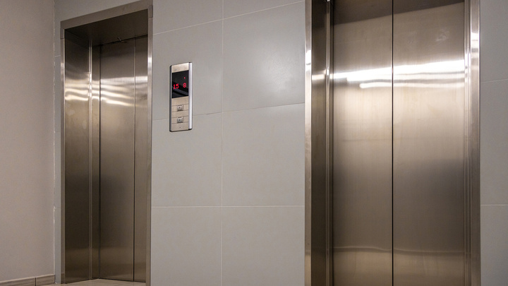 Резко тормозят, течет кровля: Ростехнадзор проверил состояние лифтов в больницах Тольятти