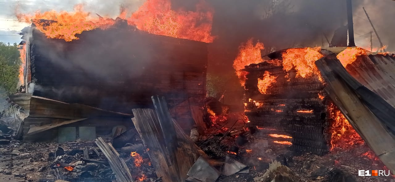 Во время тушения пожара были слышны взрывы газовых баллонов. Люди не пострадали Во время тушения пожара были слышны взрывы газовых баллонов. Люди не пострадали