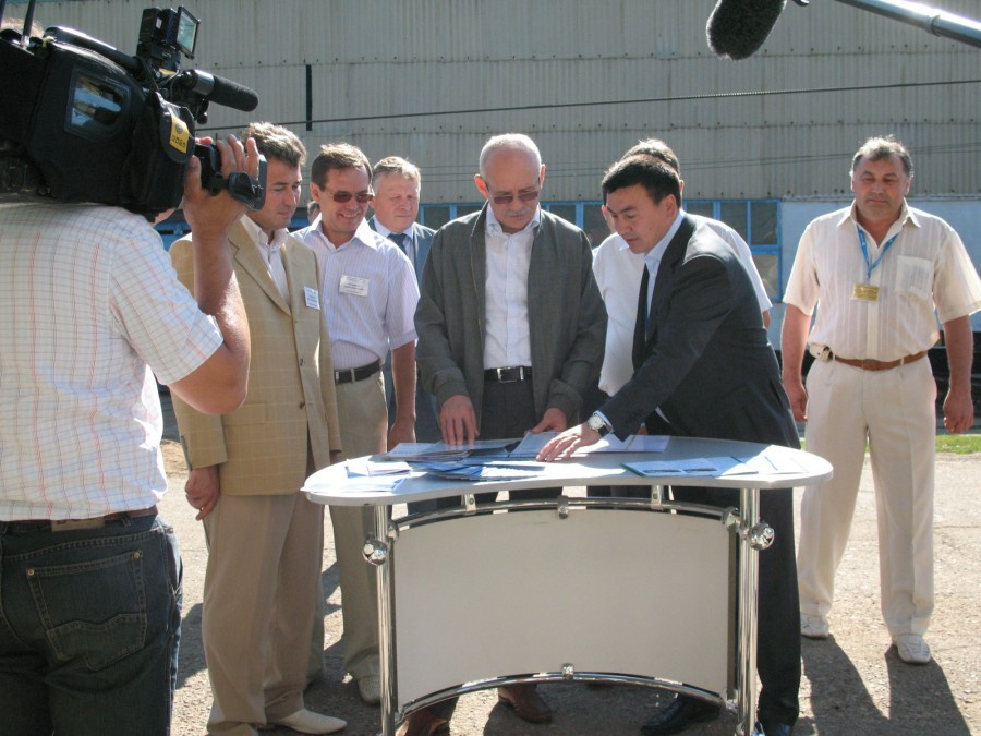 Глава Башкирии Рустэм Хамитов (по центру) и Мугинов (справа) на заводе железобетонных конструкций в Мелеузовском районе