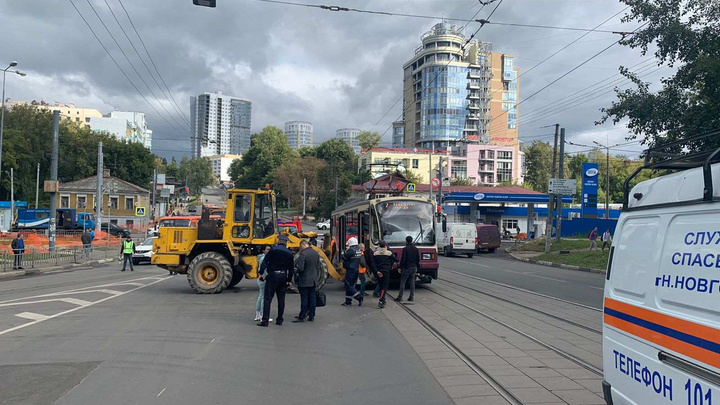 Трамвай сбил парня напротив отеля Hilton на Горького