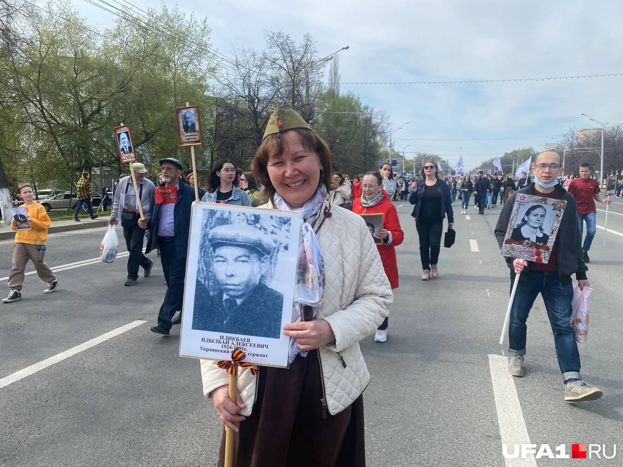 Участники «Бессмертного полка» понемногу собираются на центральных улицах Участники «Бессмертного полка» понемногу собираются на центральных улицах