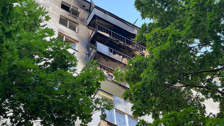 В многоэтажке на востоке Москвы полыхают балконы четырех этажей. Видео и фото с места возгорания