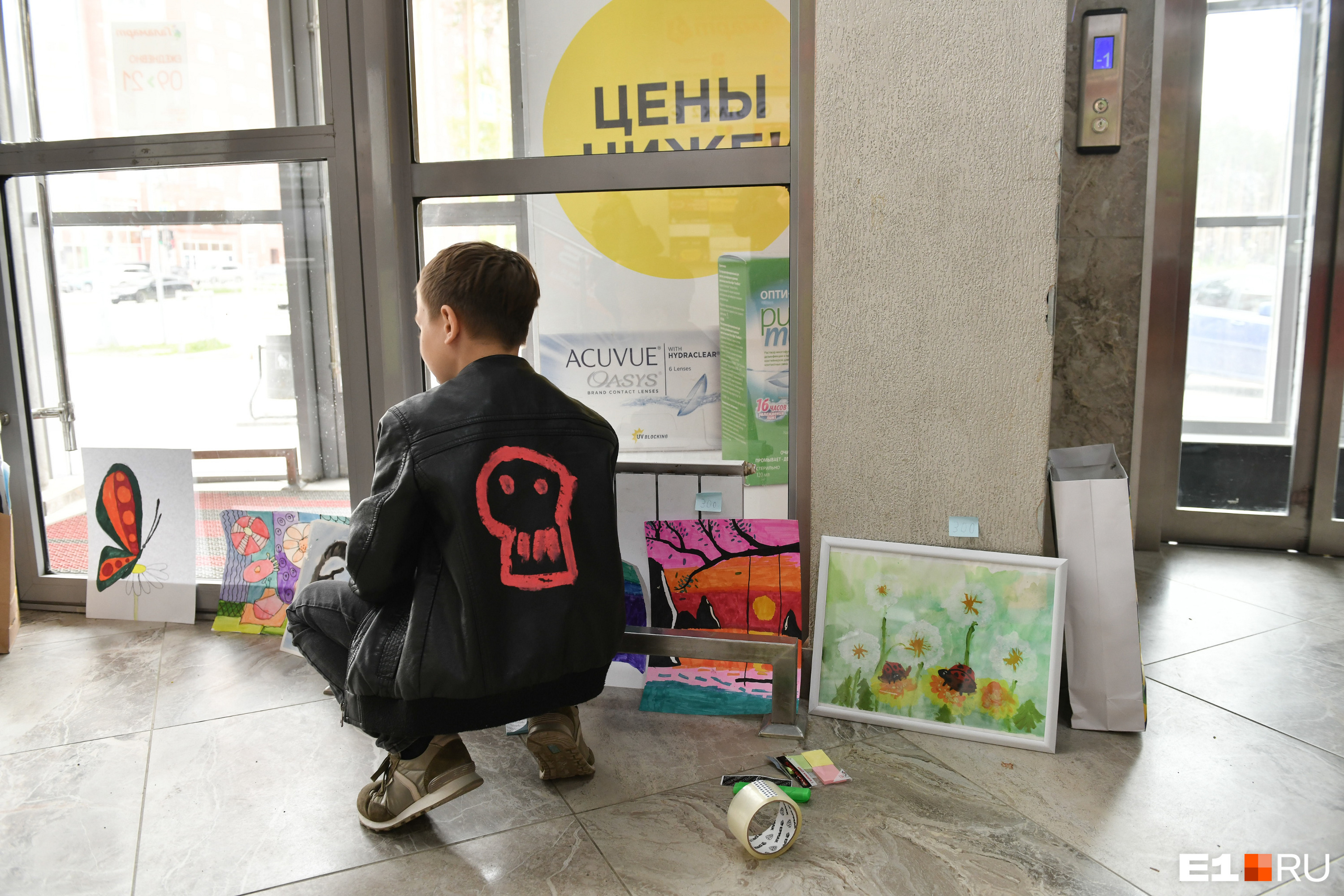 Рисунок на куртке юного бизнесмена — тоже его работа Рисунок на куртке юного бизнесмена — тоже его работа