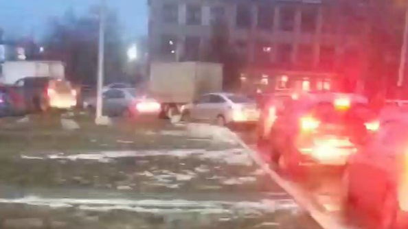«Это ужас! 11 "Газелей" стоят у тротуара»: родители пожаловались на пробки возле школы в Челябинске