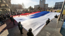 В центре Новосибирска развернули огромный флаг России — показываем 5 фото