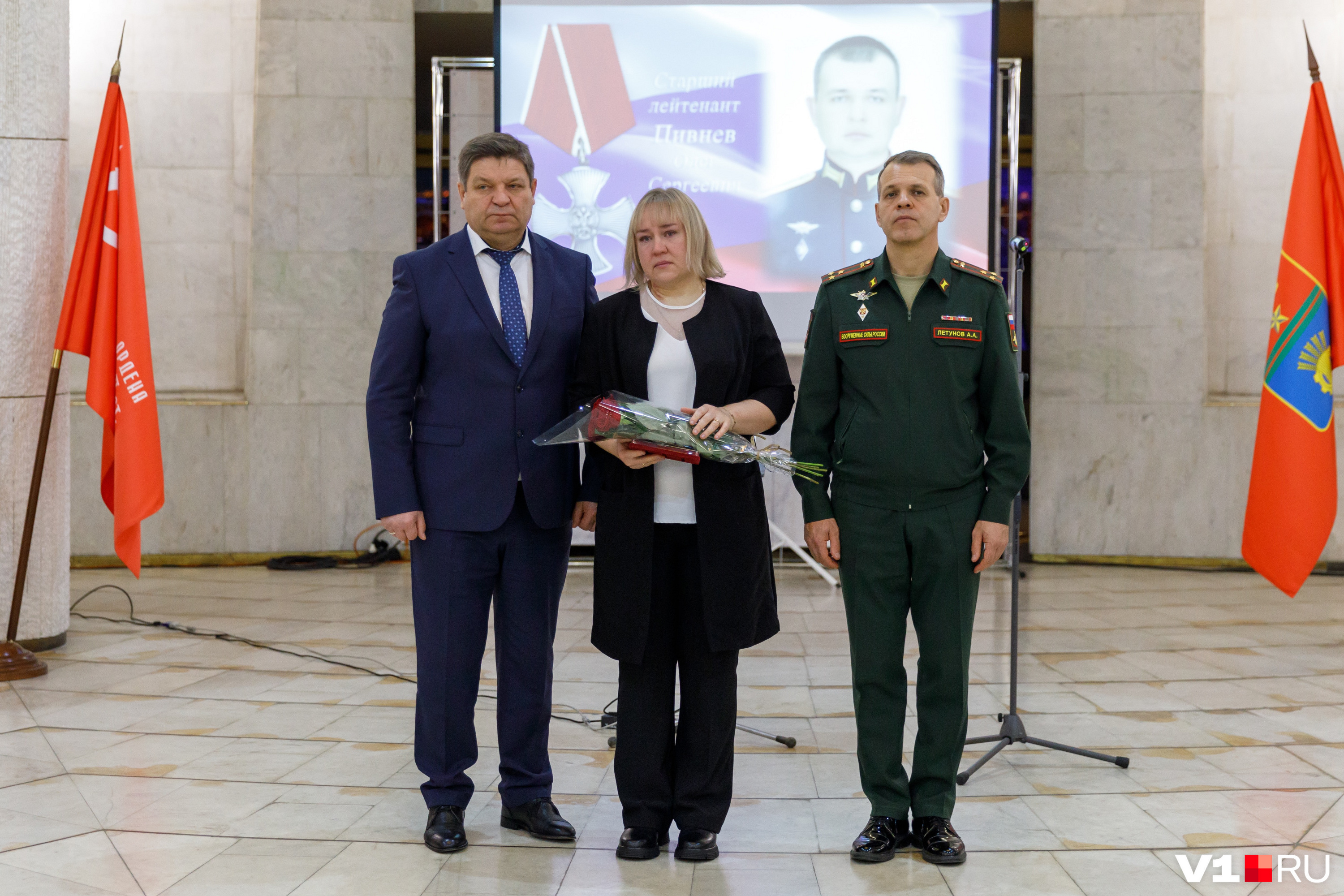 Супруга военного забрала орден из рук военного комиссара области