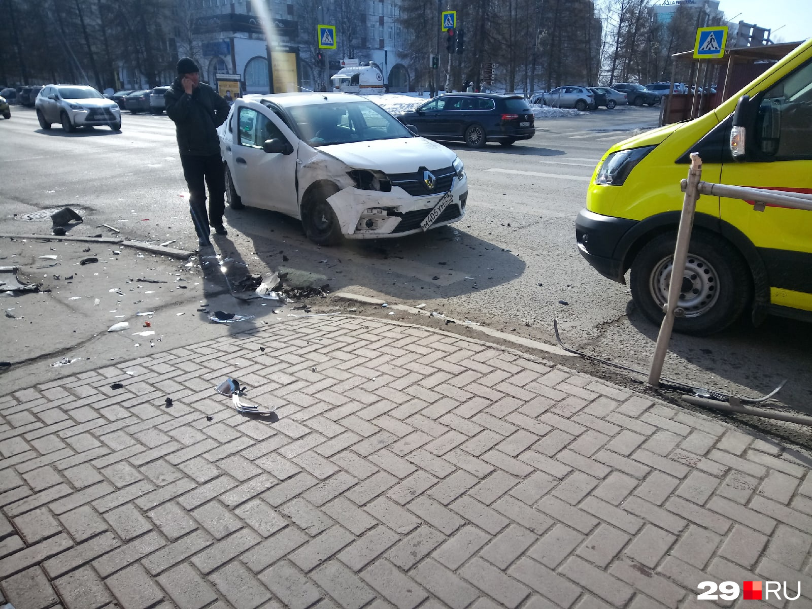 Вторая машина повреждена не так сильно, как первая Вторая машина повреждена не так сильно, как первая