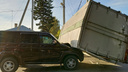 Легковушку зажало под грузовик: авария в Новосибирске спровоцировала затор