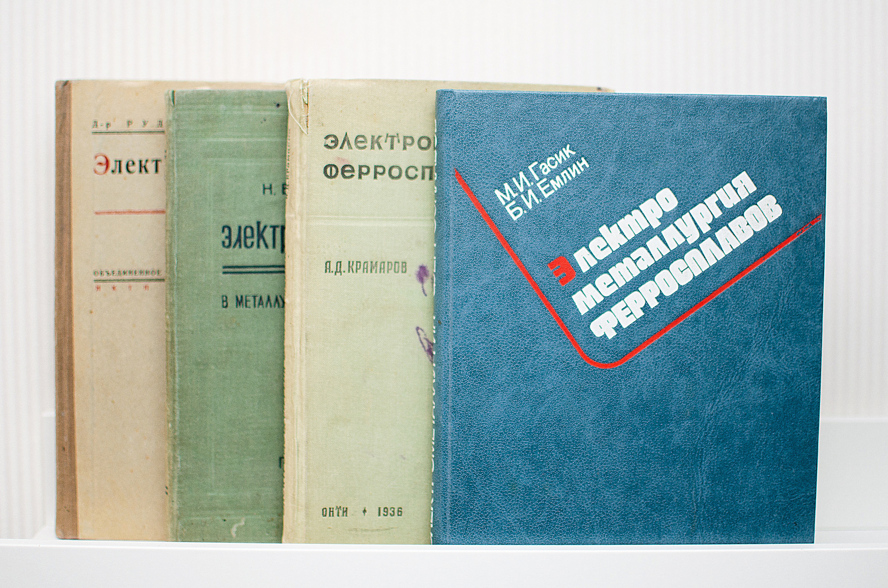 Реставрационную и предпечатную подготовку ведет известный челябинский дизайнер Алексей Бутрин, а издание раритетных книг поручено типографии «Любавич» из Санкт-Петербурга Реставрационную и предпечатную подготовку ведет известный челябинский дизайнер Алексей Бутрин, а издание раритетных книг поручено типографии «Любавич» из Санкт-Петербурга