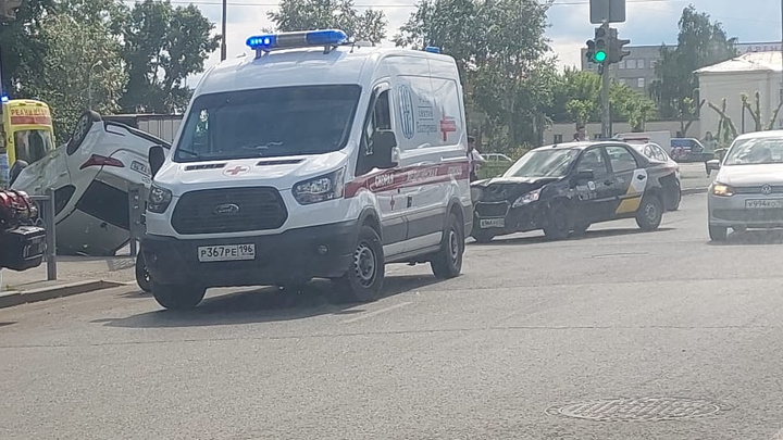 На Черепанова машина такси влетела в иномарку. Два человека попали в больницу