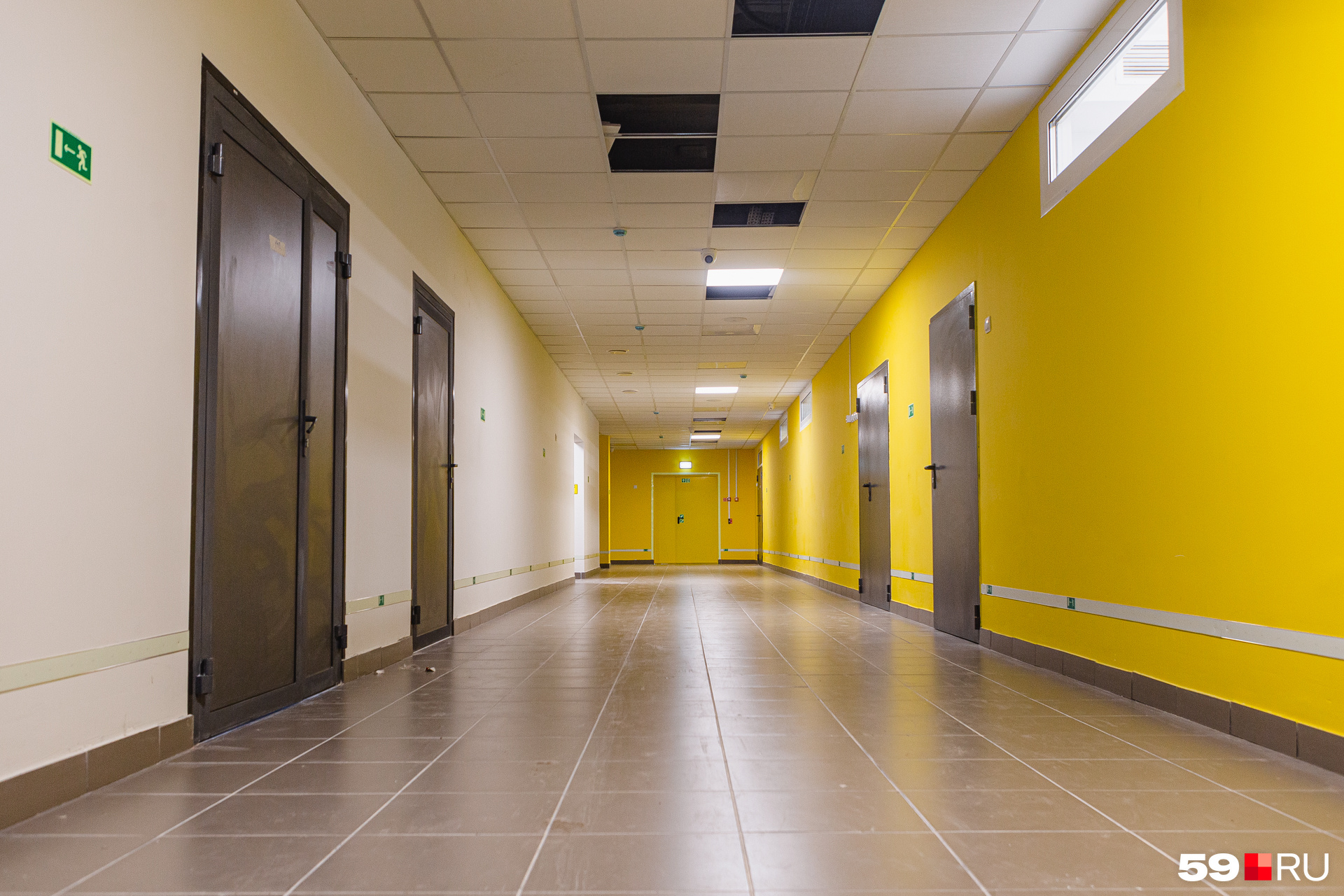 Стены в коридорах выкрашены в яркие цвета