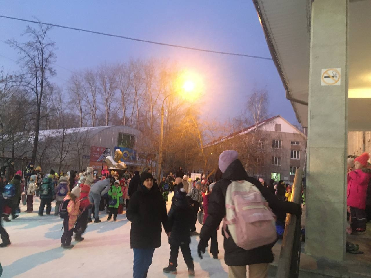 «Многие испугались, плакали». Под Екатеринбургом массово эвакуировали школы из-за сообщений о минировании
