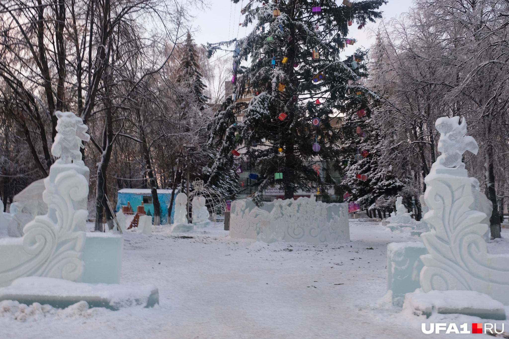 Так ледовый городок встречает гостей