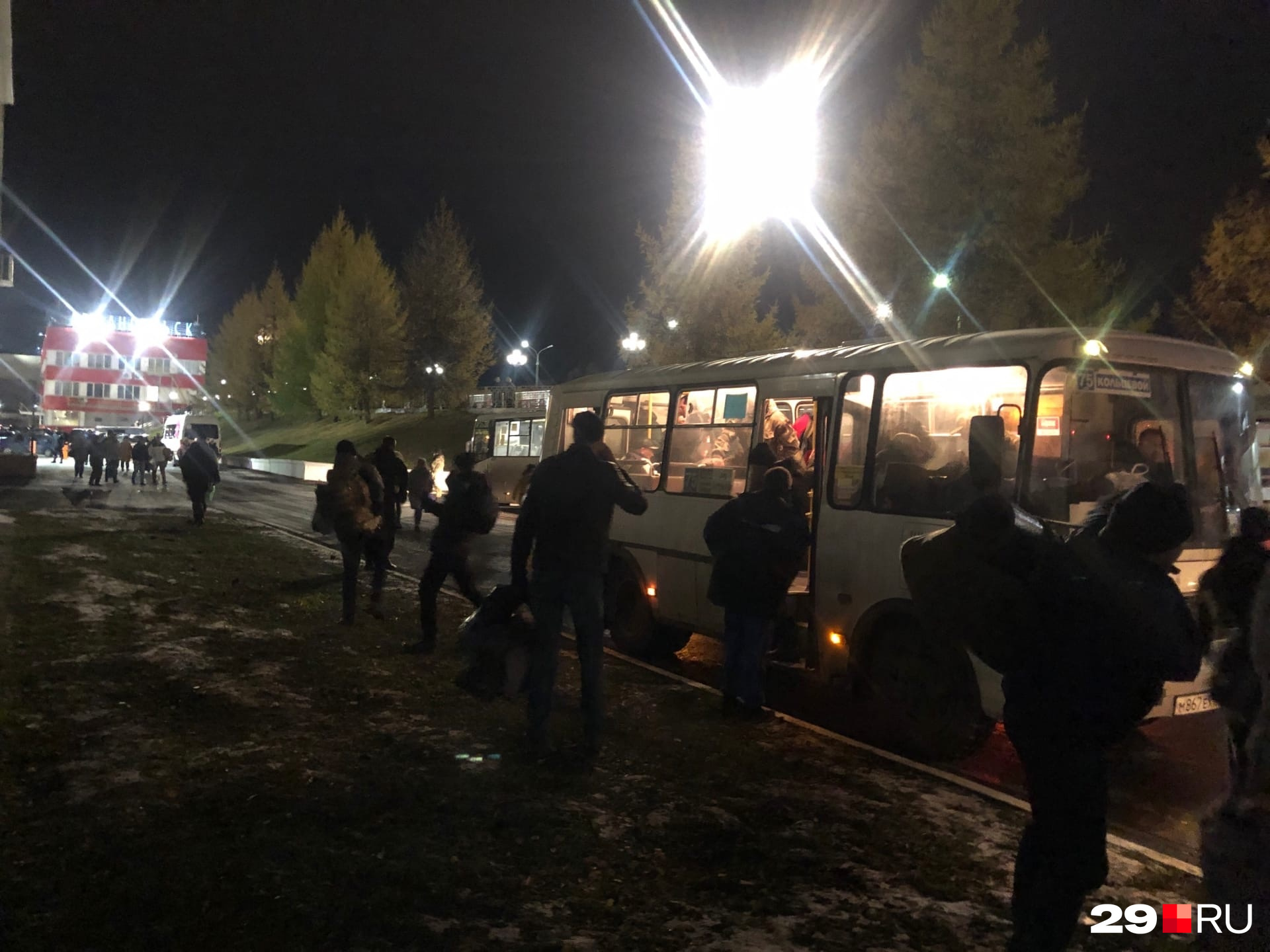 К перрону они выходят сами. Там их уже ждут провожающие К перрону они выходят сами. Там их уже ждут провожающие