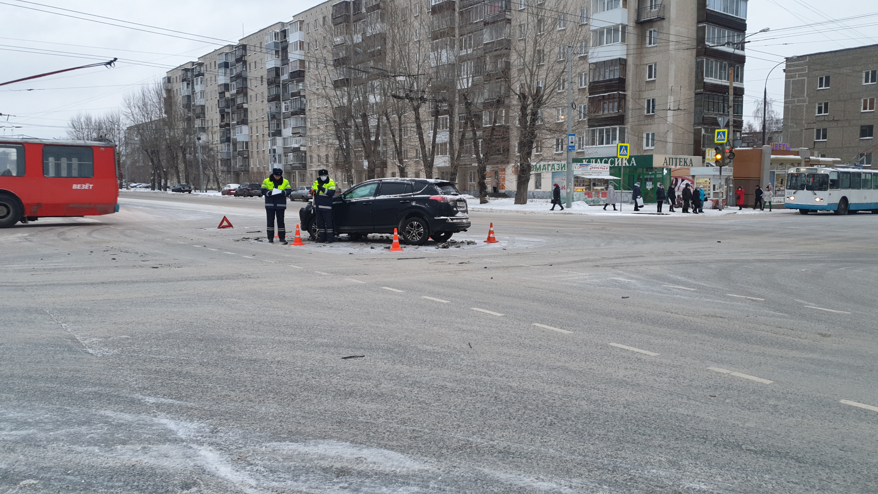 12 ноября екатеринбург. Автомобильная авария на Уралмаше. Авария на Уралмаше 2 дня назад. Авария на Уралмаше Калинина Бакинских Комиссаров 08.11.2022.