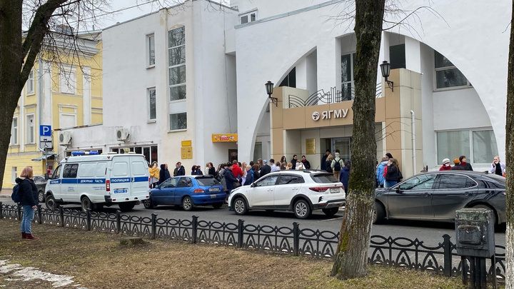 Здание окружили спецслужбы: в Ярославле неизвестный сообщил о минировании главного корпуса ЯГМУ