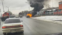 Mercedes-Benz загорелся на трассе в Матвеевке — пожар попал на видео