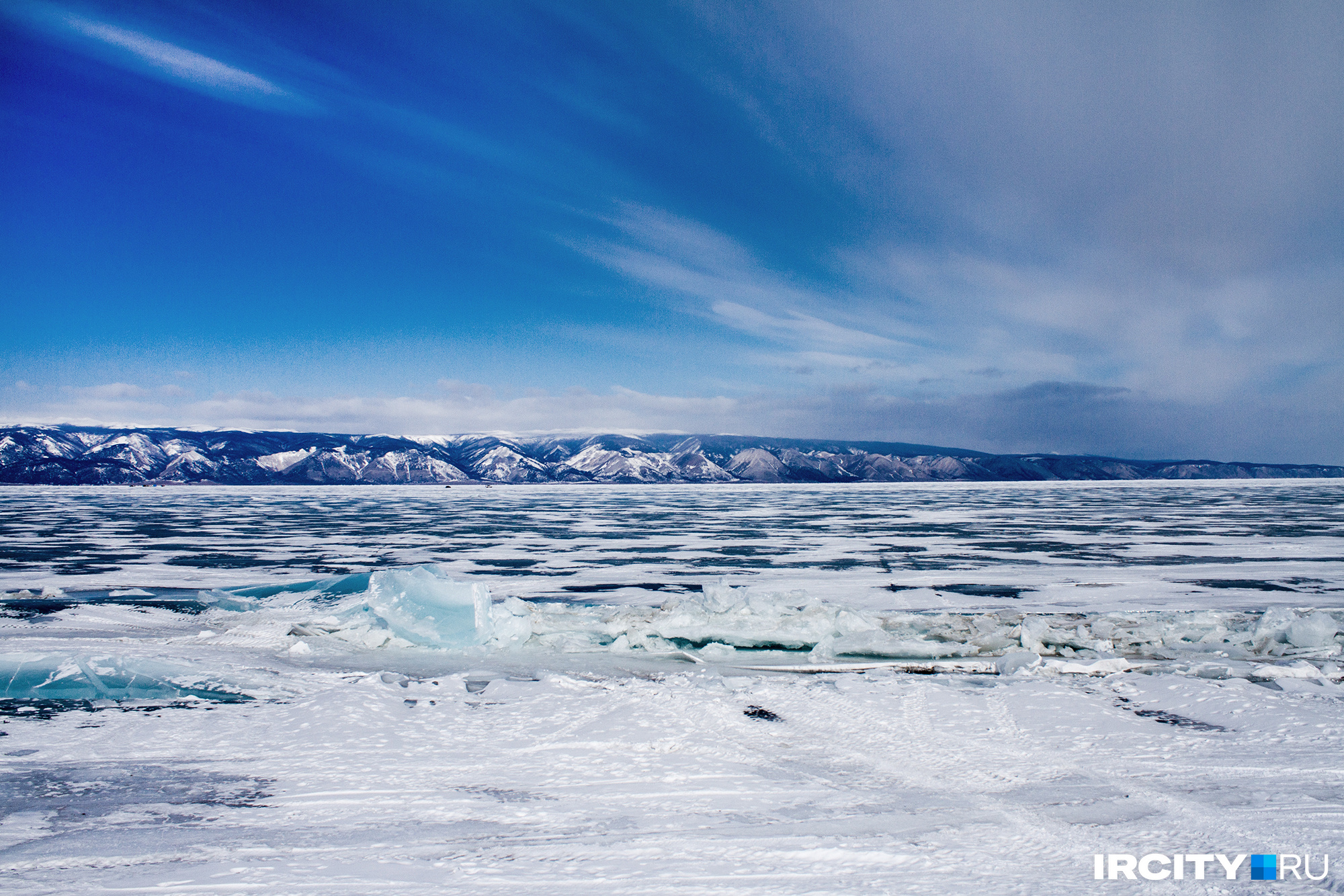 Иркутяне на мотовездеходах объедут Байкал по льду за 8 дней