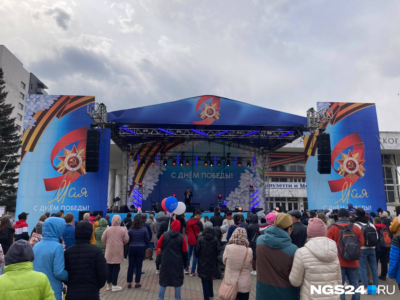 На Театральной площади тем временем идет концерт На Театральной площади тем временем идет концерт