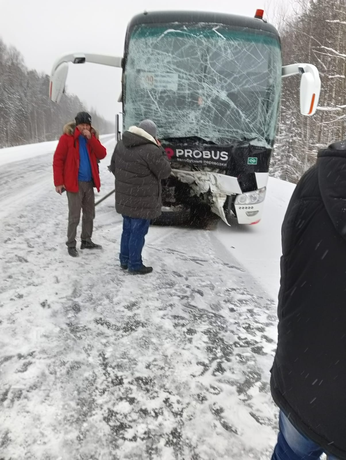 Land Cruiser столкнулся с рейсовым автобусом на Серовском тракте
