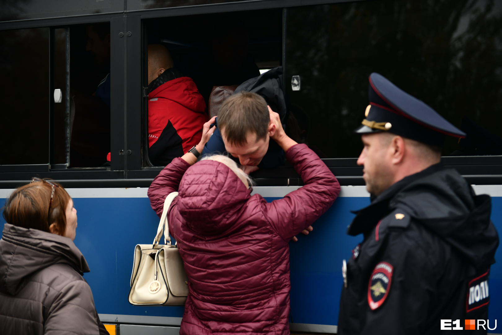 Власти рассказали. Полицейская облава. Проводы в армию. Облава мобилизация. Мобилизация полицейских.