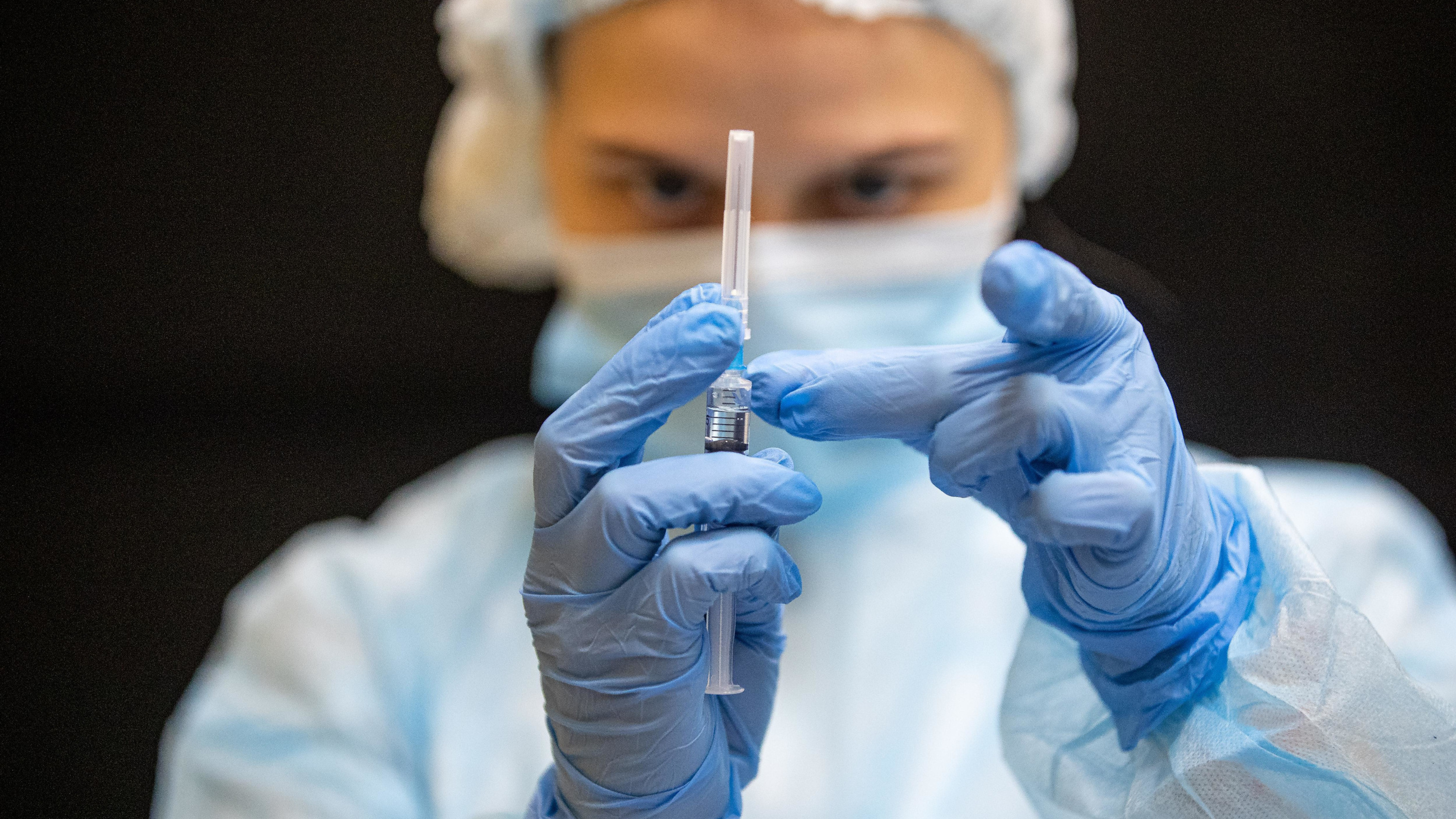 Вакцин нет, но вы держитесь: в России одна за другой пропадают прививки для детей