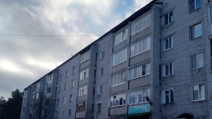 В Тобольске после падения из окна погибла 33-летняя женщина