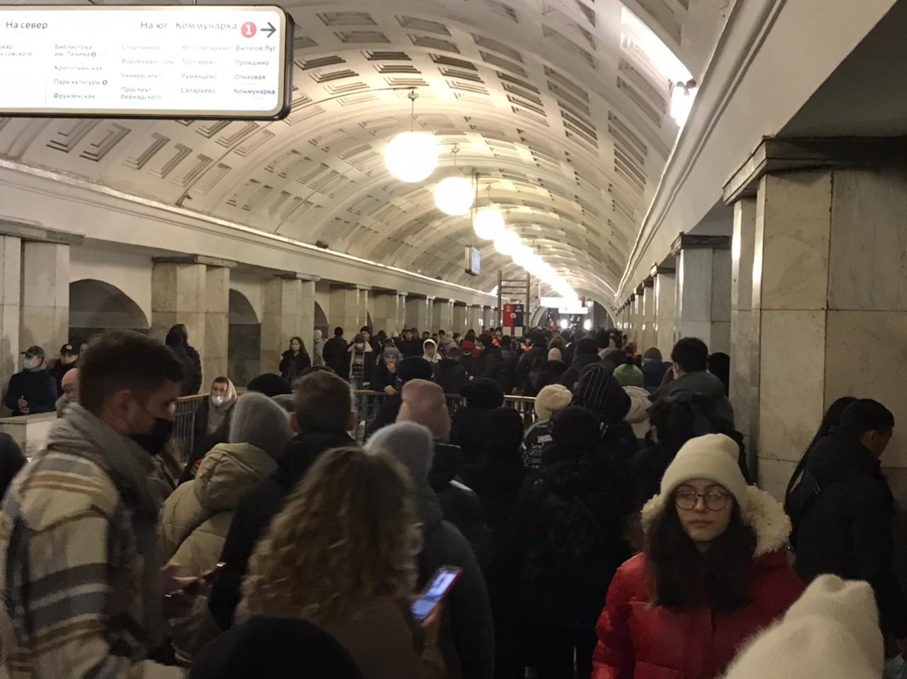 Толпы людей без масок встречали Новый год в центре Москвы. Как встречали  2022 год в Москве. Толпы людей в Москве не расходились всю ночь. Новый год  — 2022 - 2 января 2022 - НГС