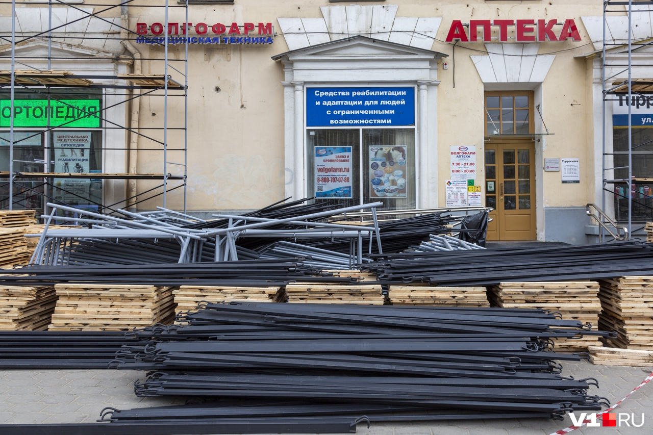 Судя по их виду, подрядчик закупил абсолютно новые строительные леса Судя по их виду, подрядчик закупил абсолютно новые строительные леса