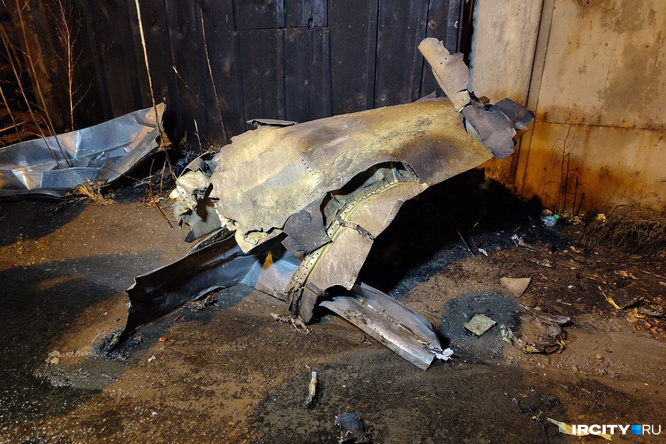 Обломки самолета разбросаны на месте крушения в Иркутске