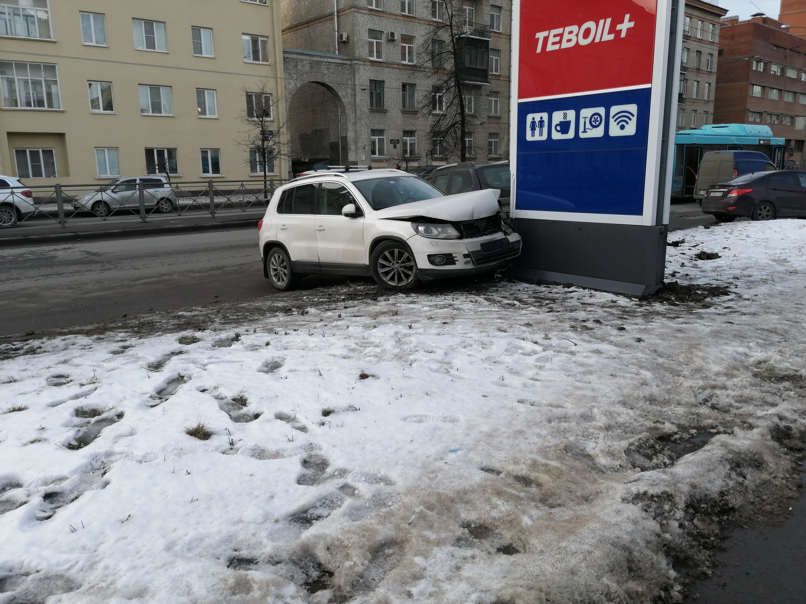 Авария с лазурным автобусом и четырьмя машинами на Юрия Гагарина — фото - 9  февраля 2023 - ФОНТАНКА.ру