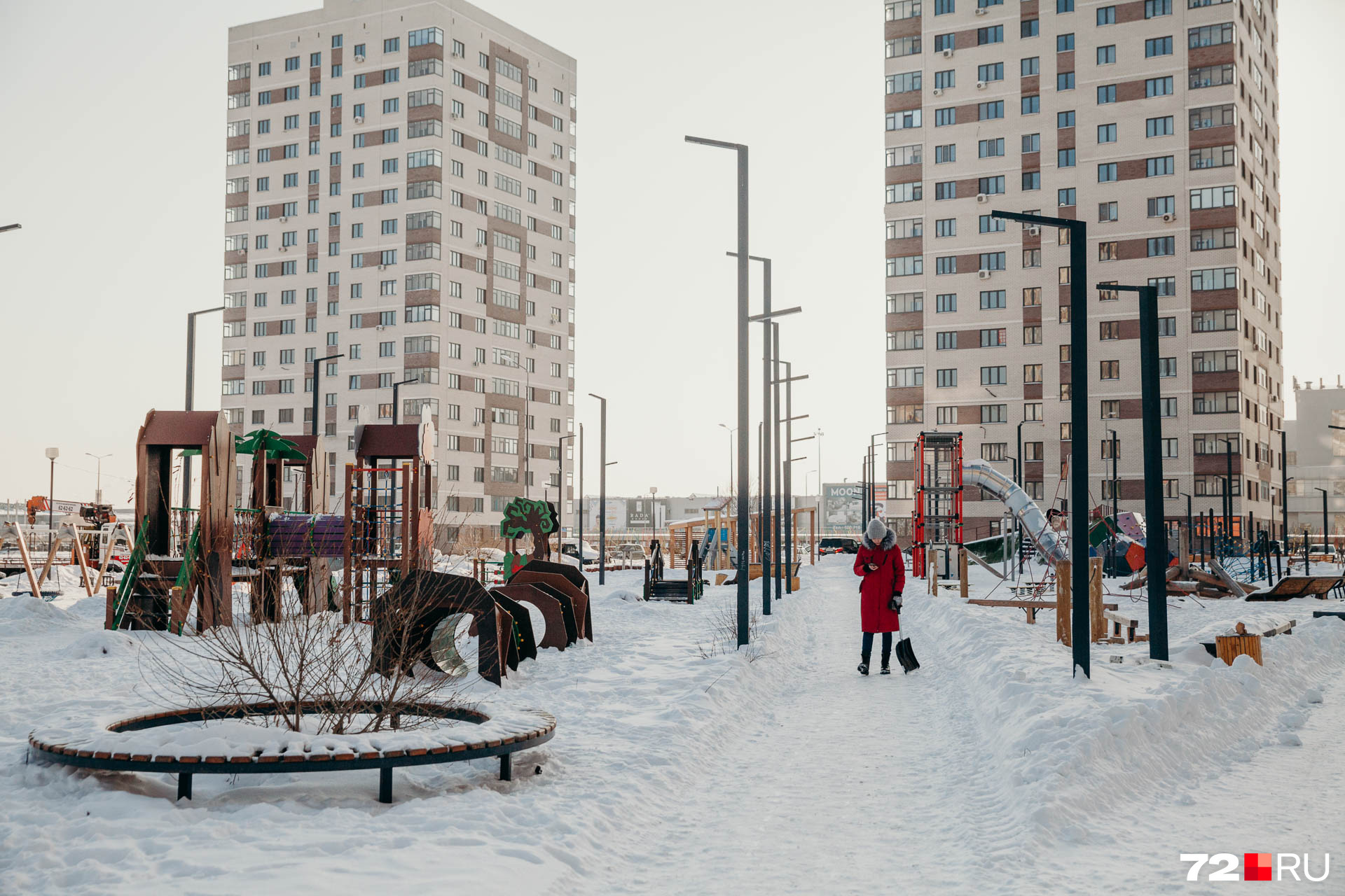 Детская площадка производит странное впечатление. С одной стороны, всё есть и всё новое. С другой — всё разношерстное. Горки в космическом силе стоят рядом с качелям в духе минималистичного эко, а под боком — цветные пластмассовые домики. Словно всё собрали из остатков других площадок Детская площадка производит странное впечатление. С одной стороны, всё есть и всё новое. С другой — всё разношерстное. Горки в космическом силе стоят рядом с качелям в духе минималистичного эко, а под боком — цветные пластмассовые домики. Словно всё собрали из остатков других площадок