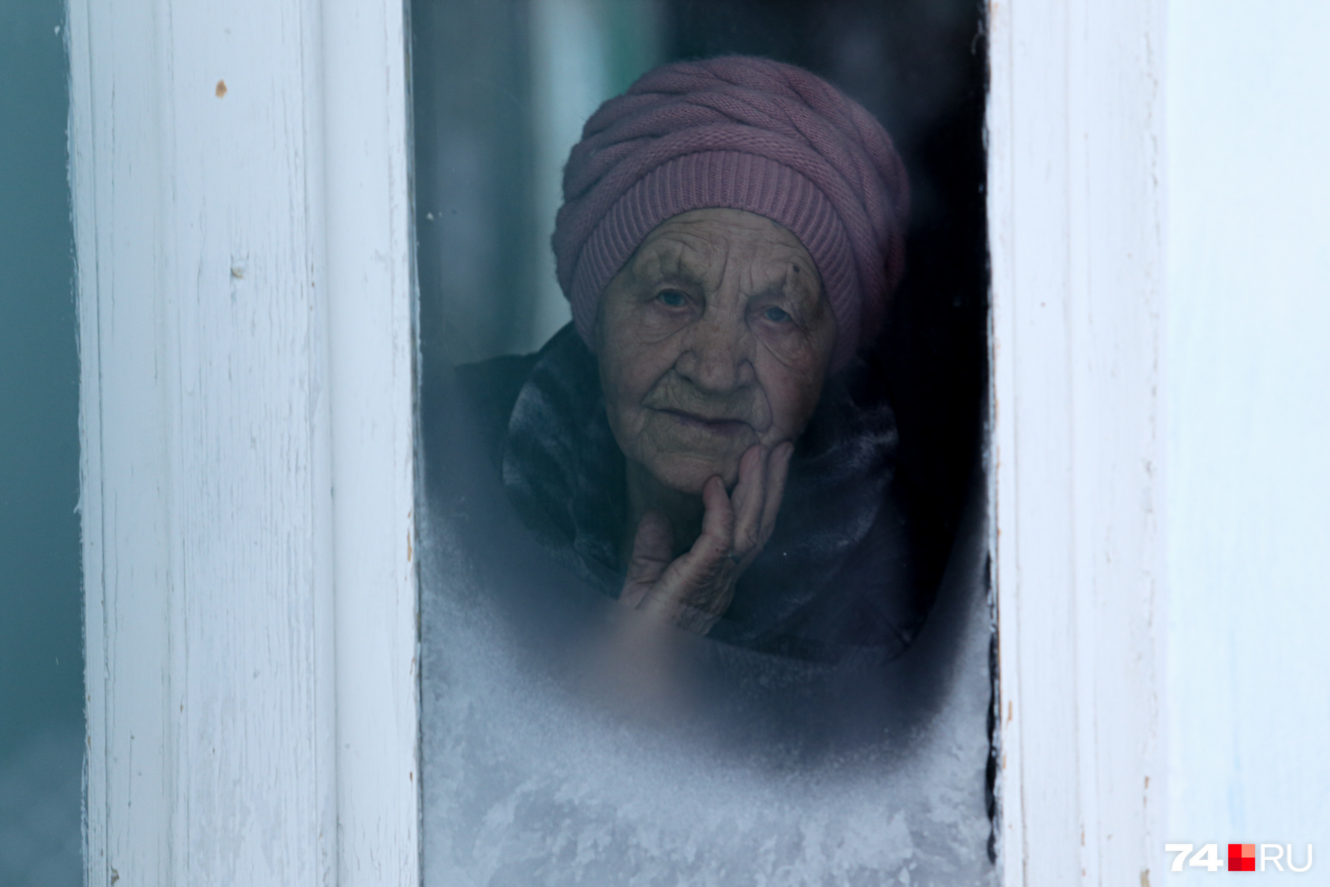 Анна Евгеньевна живет в поселке станция Шершни больше 40 лет, говорит, раньше никаких проблем не было
