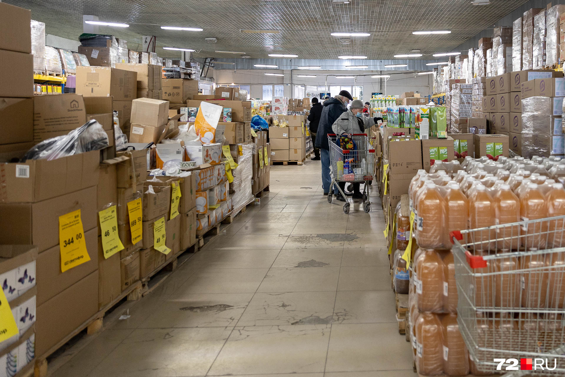 Проходить и выбирать продукты нужно, маневрируя между коробками и ящиками Проходить и выбирать продукты нужно, маневрируя между коробками и ящиками