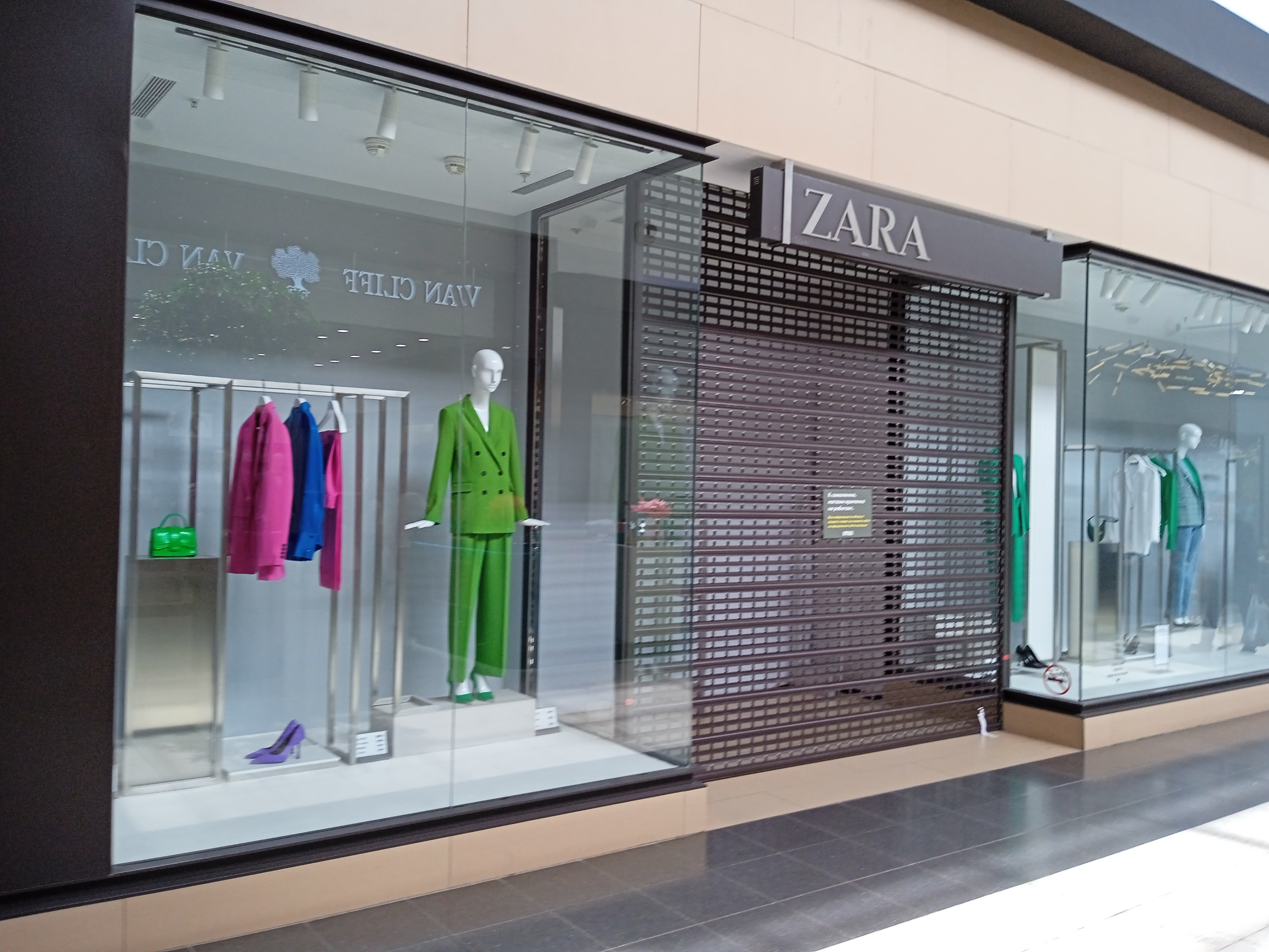 В одном из бывших магазинов Zara в Новосибирске планируют продавать одежду северокорейских брендов