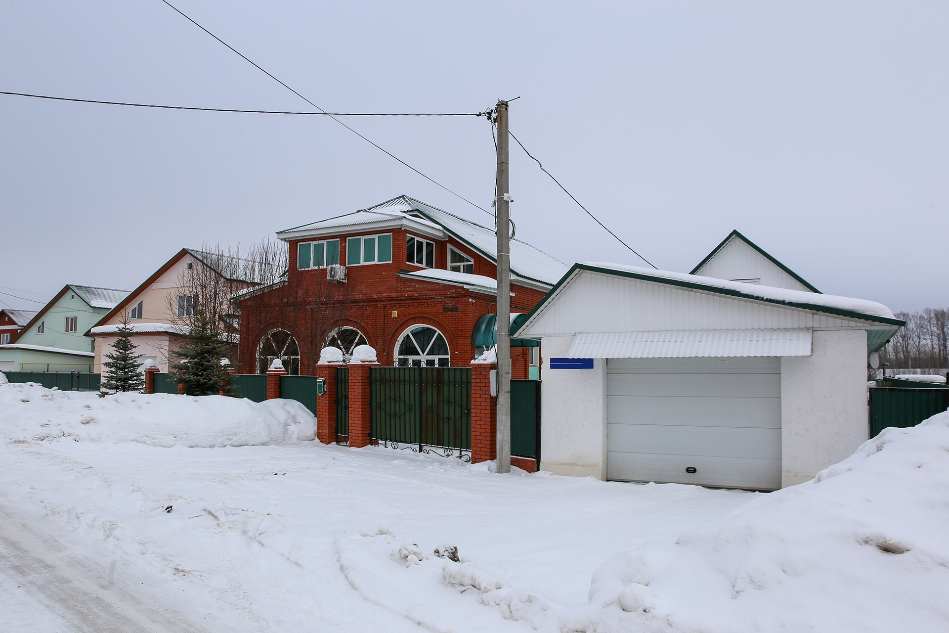 Въезд в гараж и ворота очищен от снега