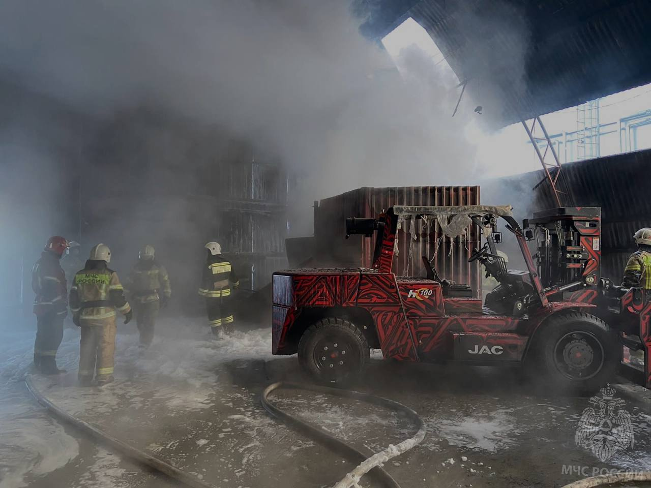 Бочки могли взорваться: в Екатеринбурге вспыхнул пожар на складе