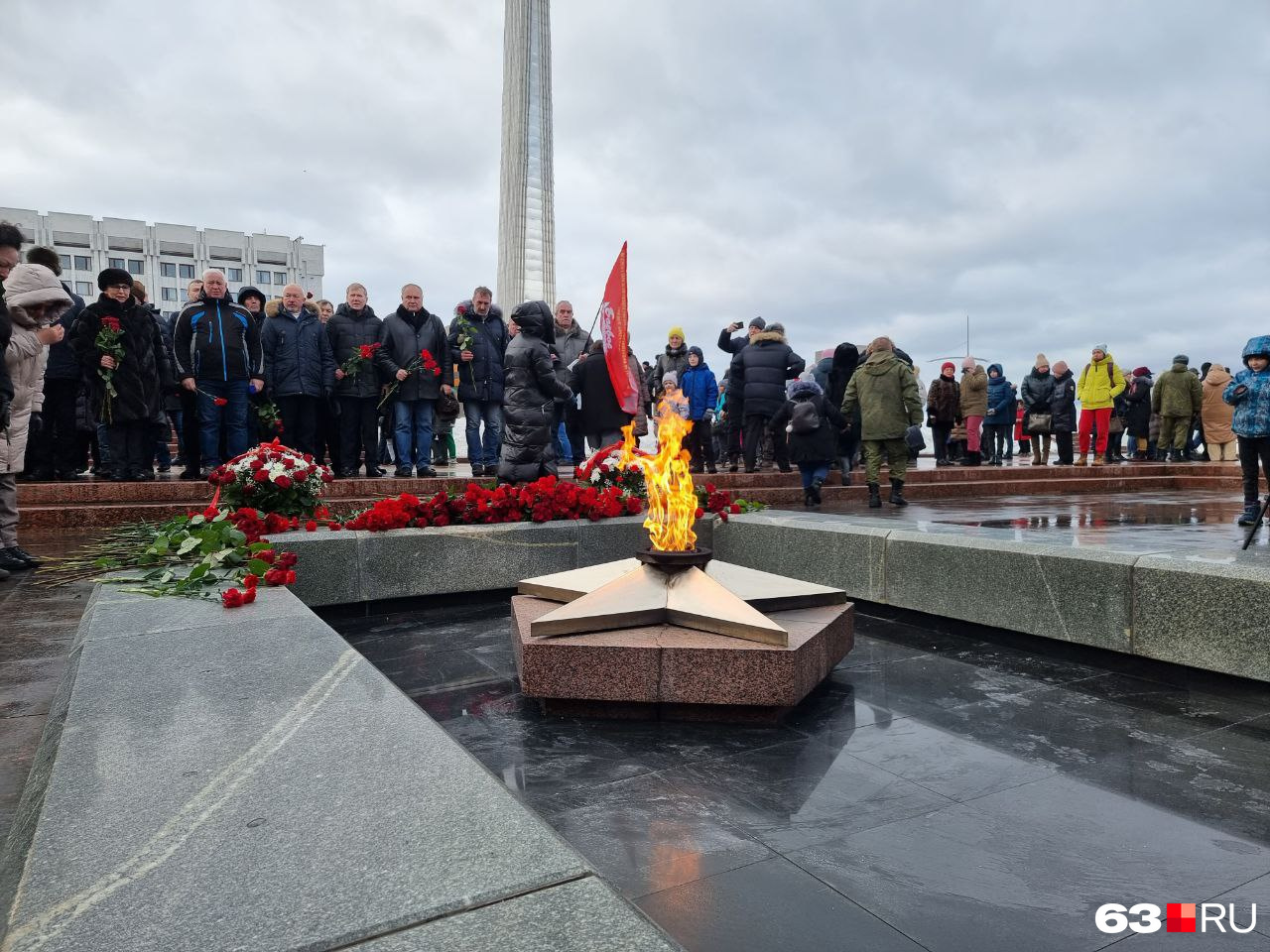 Мобилизованные макеевки. Площадь славы. Вечный огонь Самара. Память погибшим в Макеевке. Вечный огонь Самара площадь.