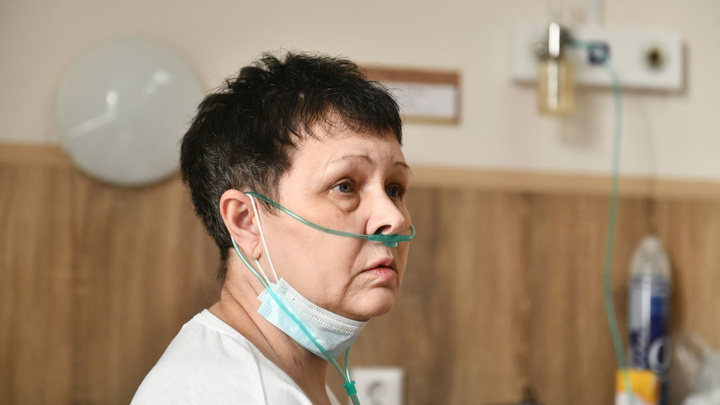 Сидя не могла дышать: врачи спасли женщину с 85%-м поражением легких после ковида