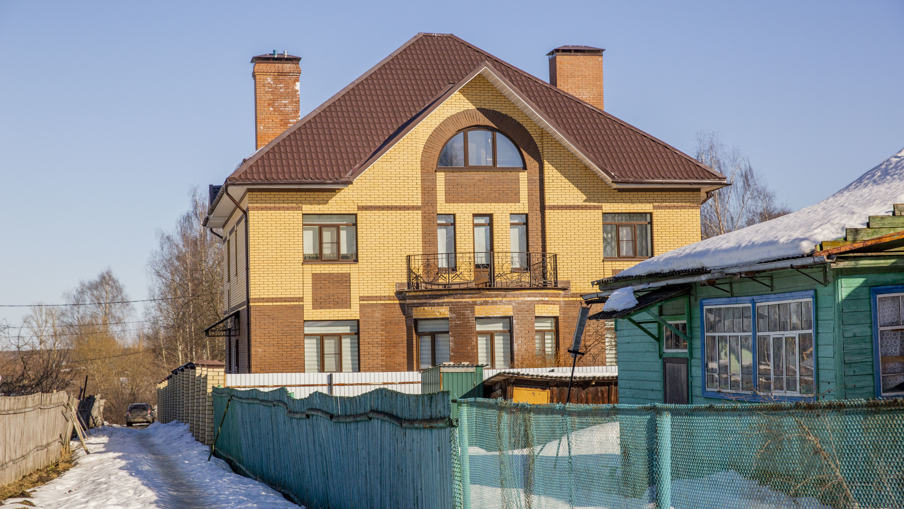 Тихо и богато: разглядываем деревню на берегу Волги в Ярославле, застроенную огромными коттеджами