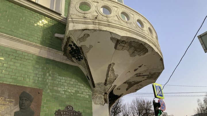 В Краснодаре начали ремонтировать разрушенный балкон бывшей гостиницы «Централь»