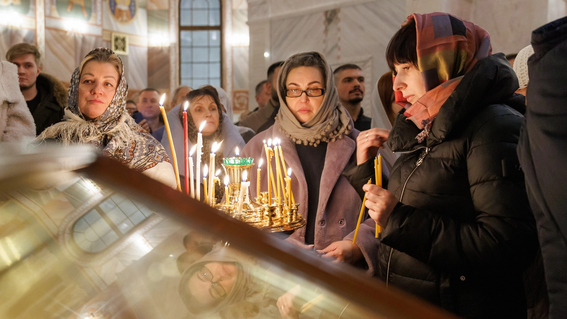 Делали селфи, улыбались и молились: смотрим фоторепортаж с рождественской службы в главном соборе Волгограда