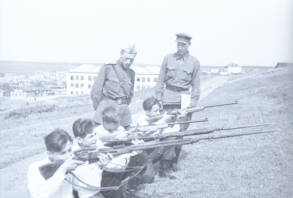 Экзамен по военному делу в 9-м «А» классе школы села Сергиевск, 1944 год