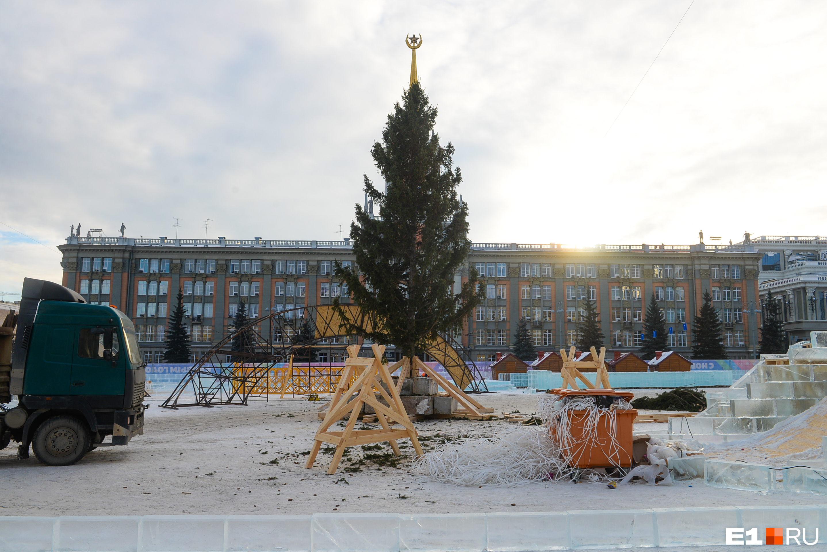 Вместо конуса на главной площади Екатеринбурга решили поставить живую ель. Рассказываем, какой она будет высоты