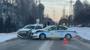 Nissan вылетел на встречку в Академгородке и въехал в машину ДПС — фото с места аварии