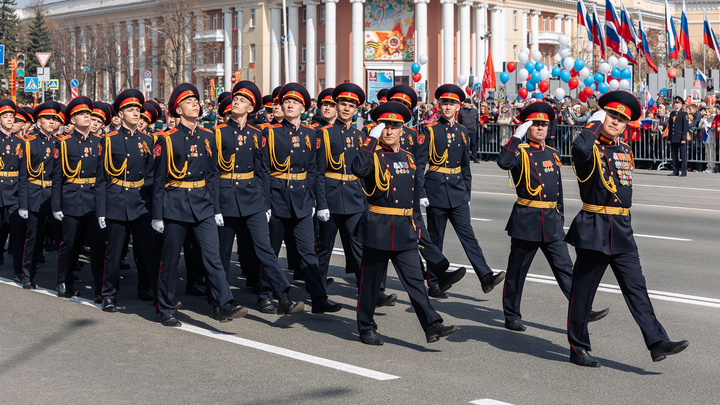 Праздничный марш и шествие «Бессмертного полка» прошли в Кемерове. Посмотрите, как это было