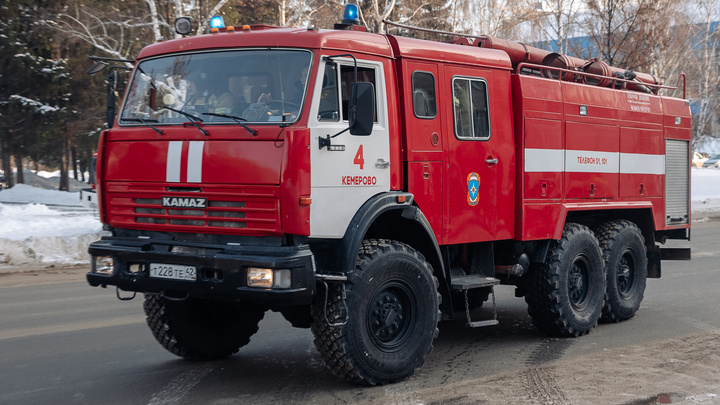 Из горящей многоэтажки в Новокузнецке спасли двоих детей. В МЧС рассказали подробности