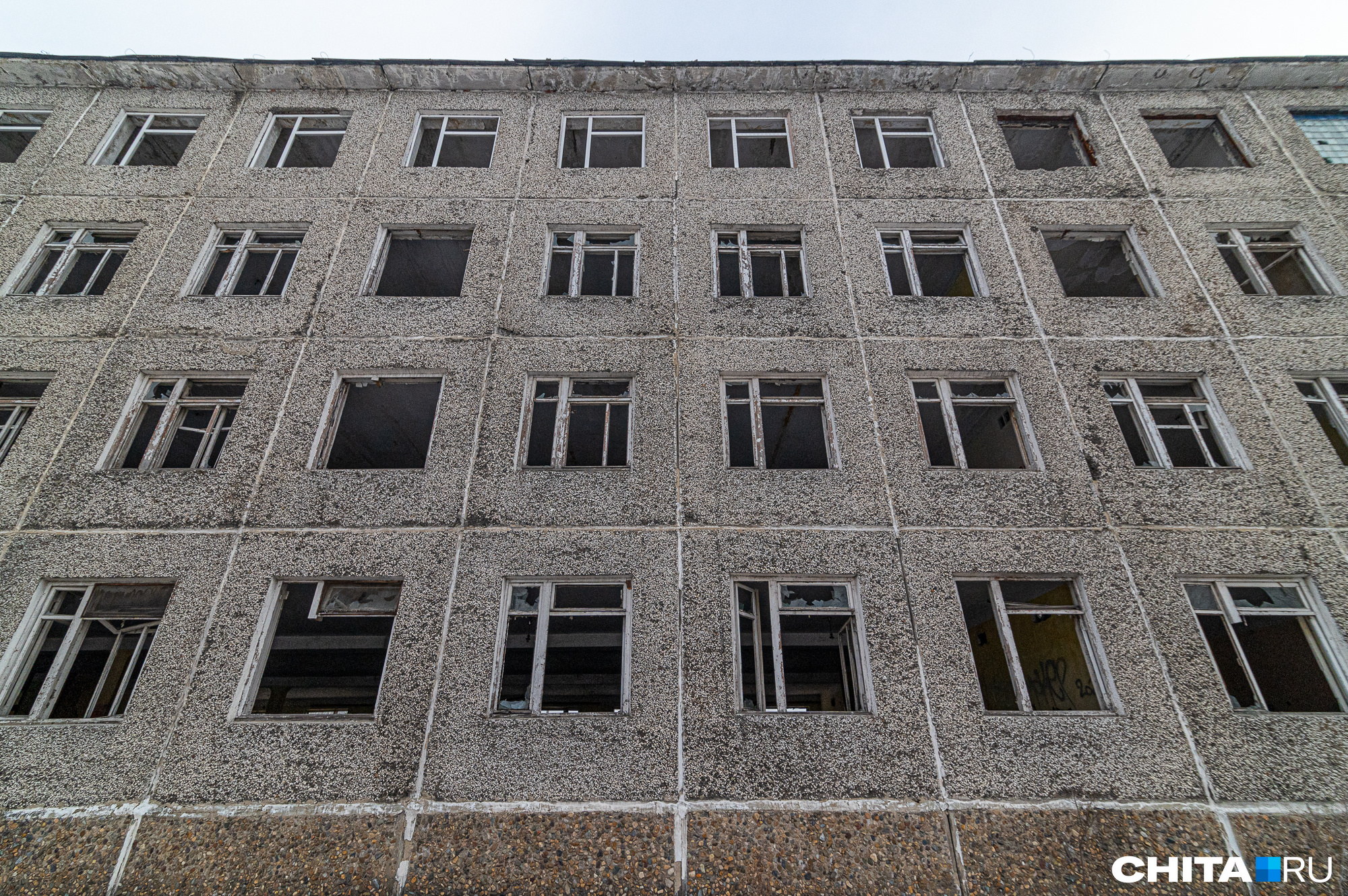Казарма имела два входа, один вел только на четвертый этаж в роту почетного караула