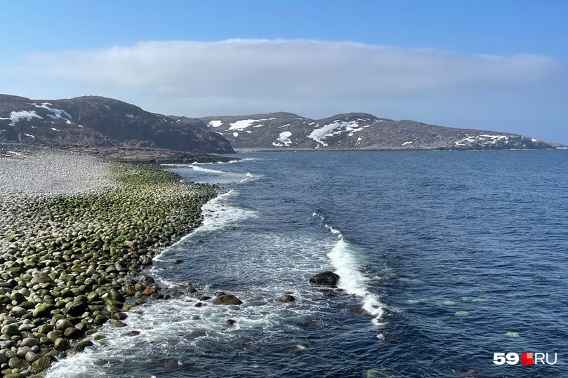 Териберка привлекает туристов побережьем Баренцева моря, переходящего в Северный Ледовитый океан
